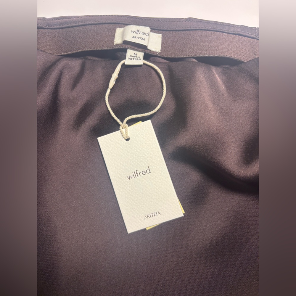 Aritzia Wilfred
Henrietta Satin Skirt - Picture 4 of 5